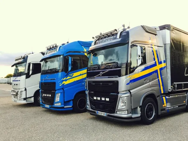 Trois tracteurs TCB alignés