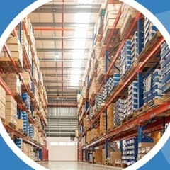 Allée d’entrepôt bordée de racks de stockage chargés de palettes
